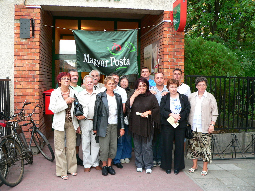 Az "Év Postásai Klub" tagjai a szatymazi posta előtt
